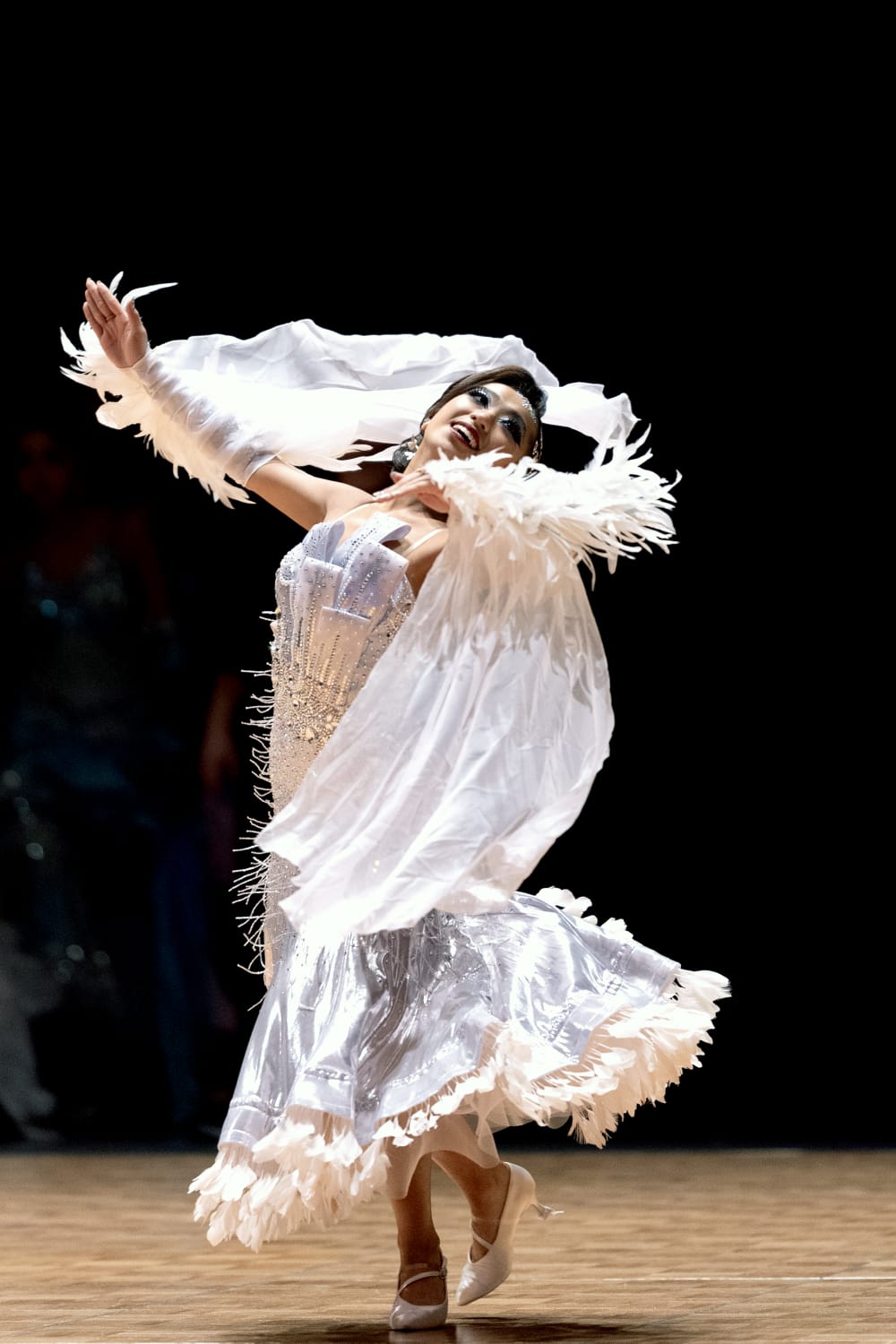 圖片說明(1):穿著白色舞衣的黎穎彤為香港爭得今屆「第一金」,她在快步舞力壓群䧳