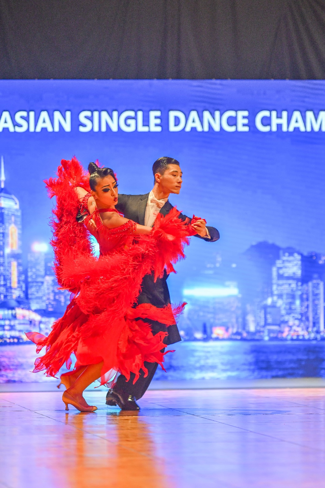 圖（7）一襲紅色舞衣的李楠及徐青林合力奪維也納華爾茲金牌。.JPG