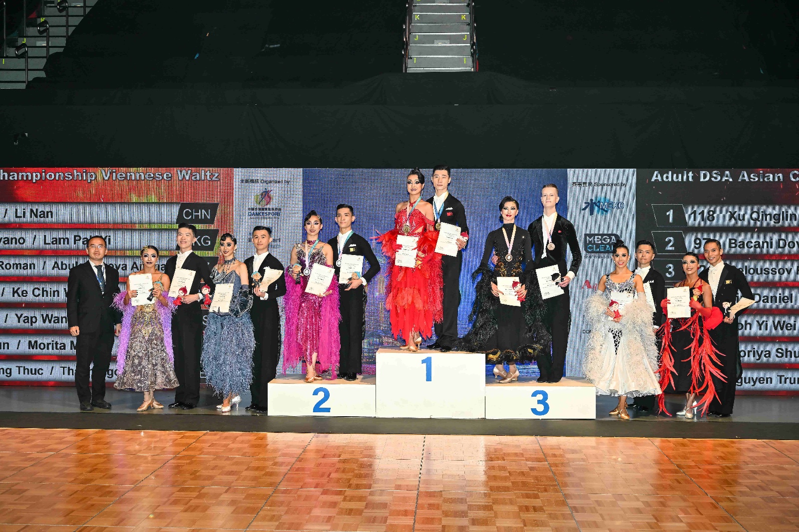 圖（18）中國的徐青林、李楠奪維也納華爾茲奪冠，香港的柏永朗及林柏怡取得亞軍 。